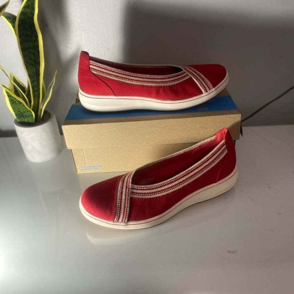 Clarks Cloudsteppers Red Slip On Loafers Flats Womens Shoes. Size 12N